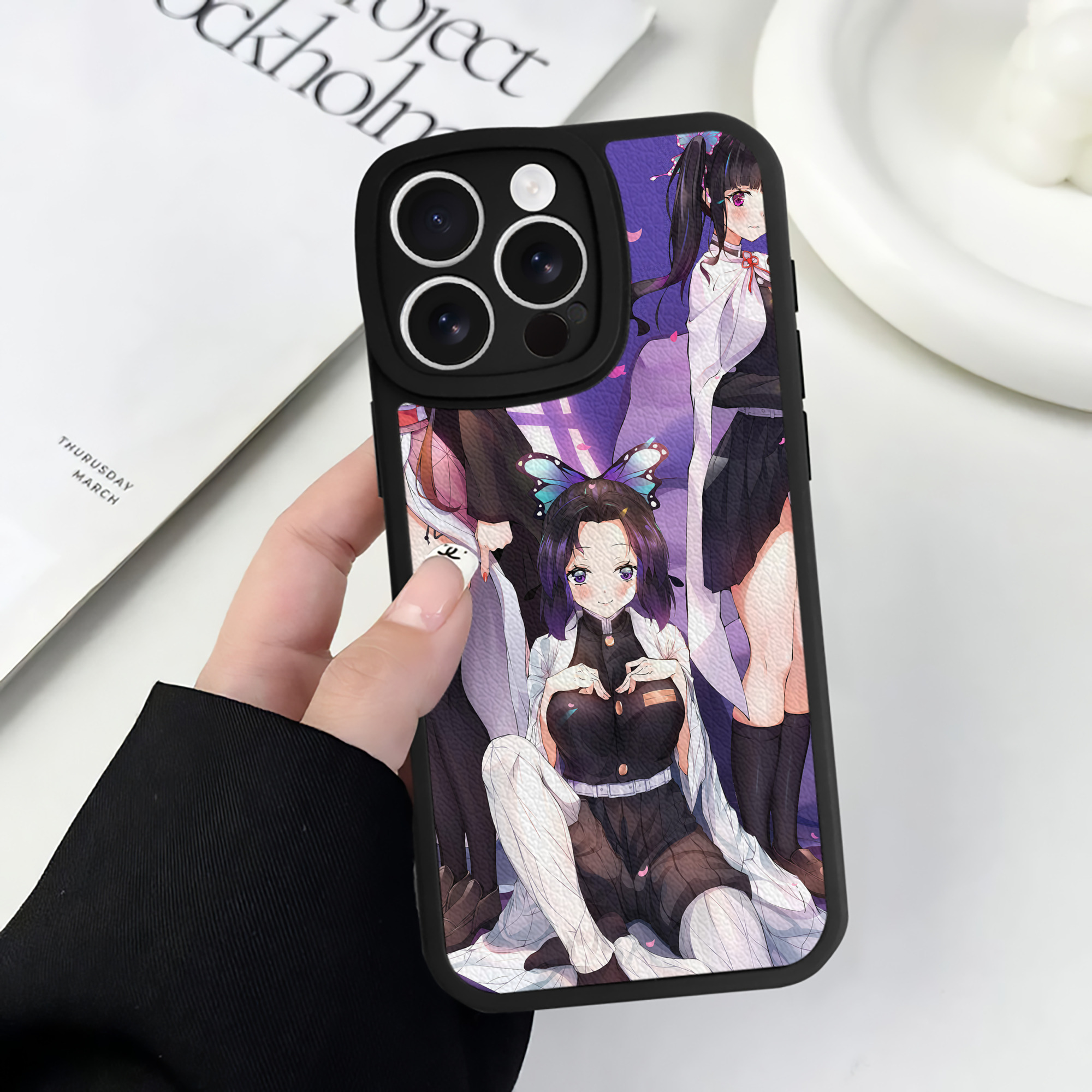 （画像用） 鬼滅の刃（きめつのやいば）竈門 禰󠄀豆子／かまど ねずこ Kamado Nezuko 【iPhone 16シリーズ対応】シリコンスマホケース（レザー調） 材質：シリコン